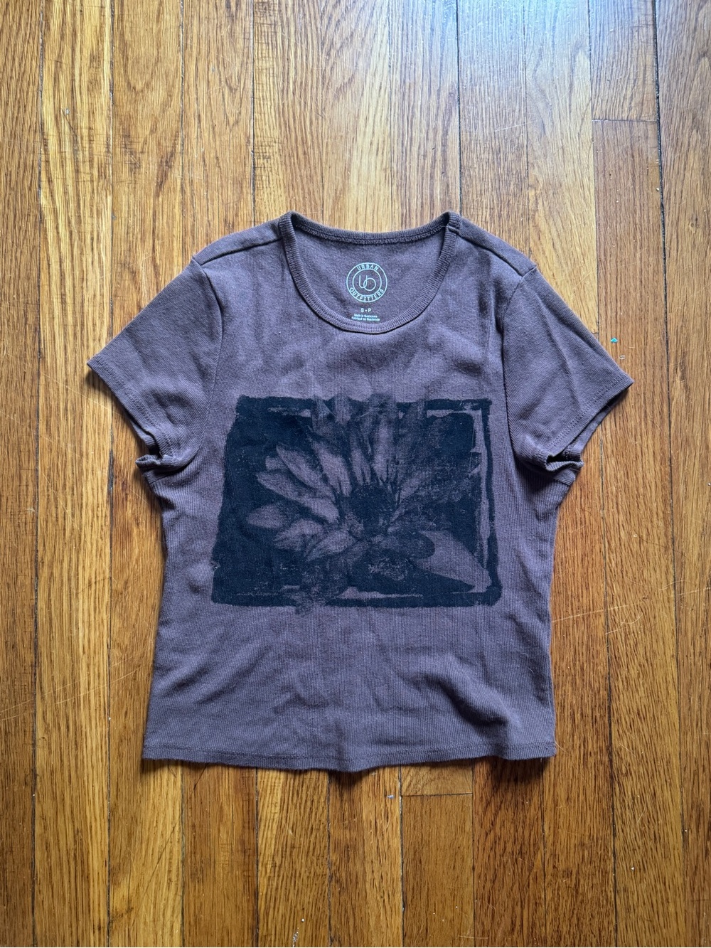 Urban Outfitters Brown Graphic Crop Tee - Picture 2 of 7